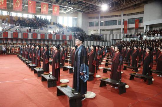 千名大学生穿汉服参加毕业典礼 校长用文言文致辞