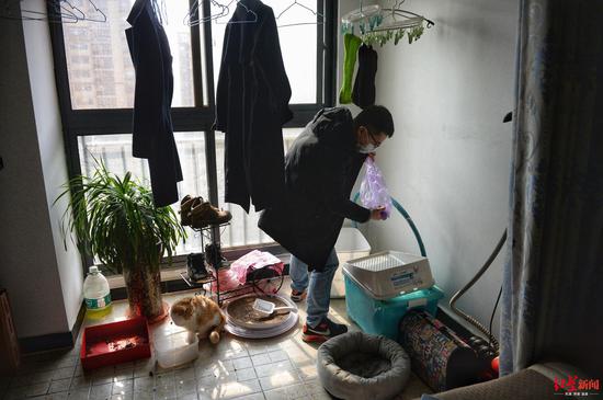 ↑工作人员在别人家中发现刚出生的猫仔,但是因无人照顾已经死亡,工作人员正在清理。