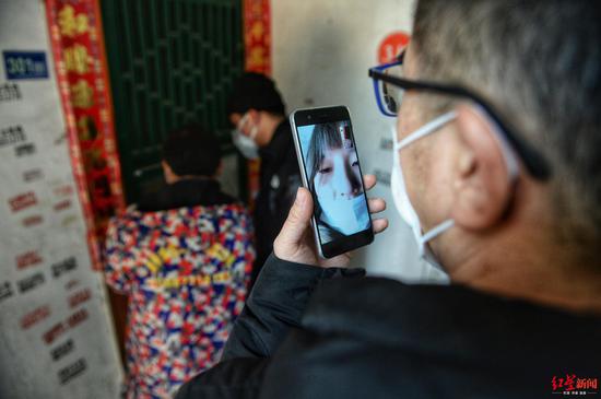 ↑武汉小动物保护协会的工作人员和宠物主人视频通话,全程将开锁的情况和宠物主人现场沟通。