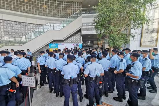 “乱港头目”黎智英被捕!25箱证物之下,他必将被钉在历史的耻辱柱上!