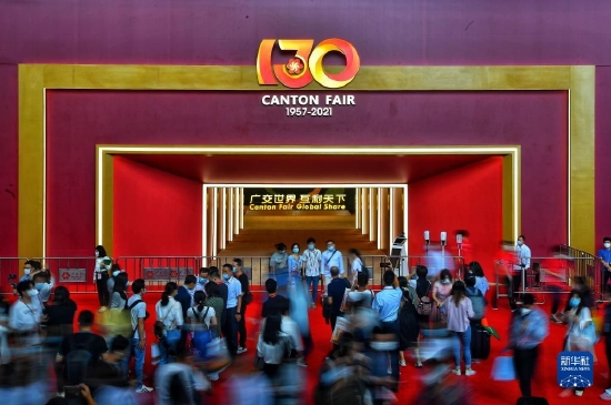 参展人员在第130届广交会现场(2021年10月15日摄)。新华社记者 刘大伟 摄