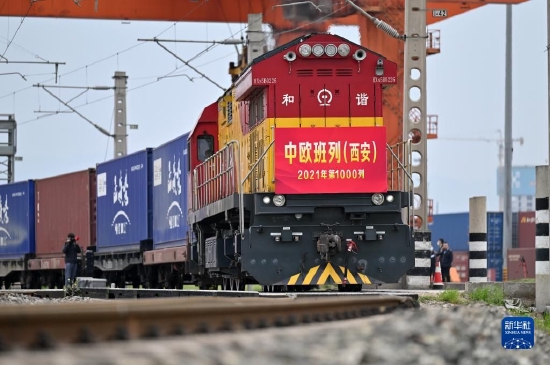 2021年4月13日,X9041次中欧班列(西安)从西安国际港站出发。这是2021年陕西开行的第1000列中欧班列。新华社记者 李一博 摄