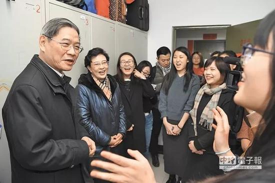 ▲资料图片:国台办主任张志军(左)走访中国人民大学台湾学生宿舍,并与在校台生互动。