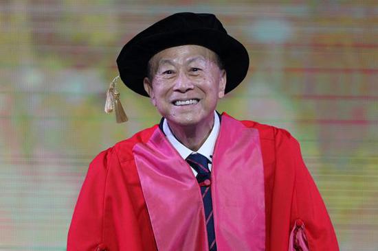 2017年6月27日,李嘉诚出席汕头大学毕业典礼。视觉中国 资料图