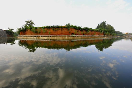 水库建成蓄水，裴寨村首次出现“平湖美景”。本人供图