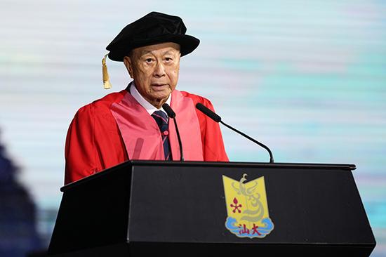 2017年6月27日,汕头,汕头大学毕业典礼举行。李嘉诚出席。 视觉中国 资料图