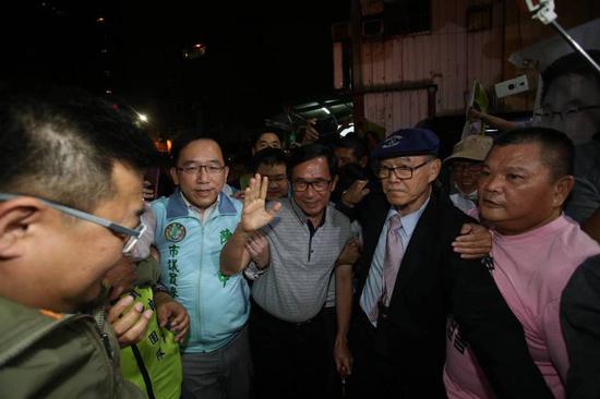 陈水扁(左3)参加陈致中(左二)造势晚会。(图片来源:台湾《联合报》)