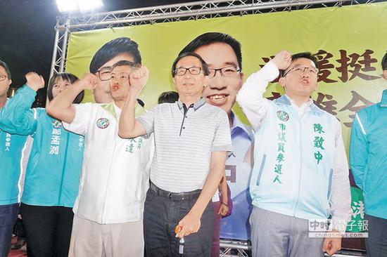 陈水扁(右二)不甩台中监狱四不原则,17日晚间竟上台替儿子陈致中(右一)助选。(图片来源:台湾《中时电子报》)