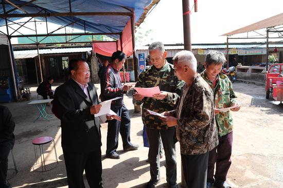 群众认真看宣传内容