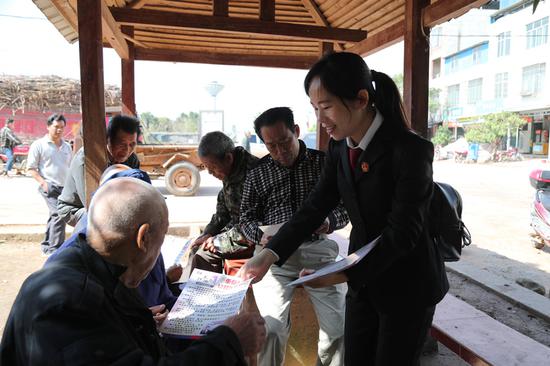 法官走上街头发放宣传材料