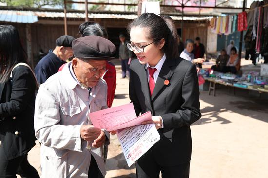 法官耐心讲解法律知识