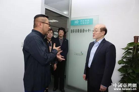 ▲刘结一参观上海市海峡两岸青年创业基地台青创客家,与台湾创业青年交谈。(中国台湾网)