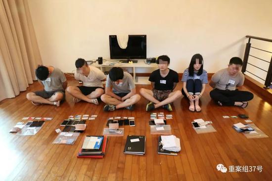 ▲团伙位于马来西亚的其中一个窝点，成员主要利用手机工作。深圳市公安局供图
