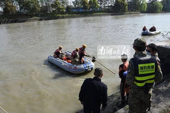 警方组织人员打捞现场