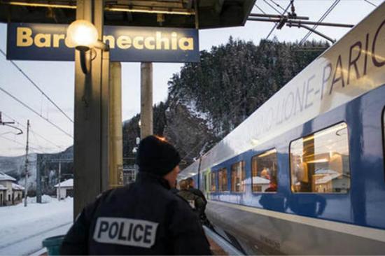 法国警方越境执法，激怒意大利。（图片来源：英国《每日快报》）