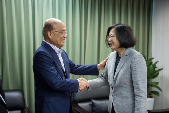 蔡英文今天(12日)在民进党党部与苏贞昌会面,苏贞昌确定将接受征召参选新北市长。(图片来源:台媒)