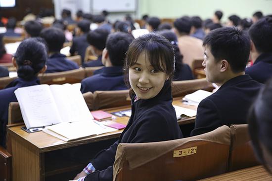 平壤人民大学习堂，朝鲜年轻人利用业余时间学习中文。