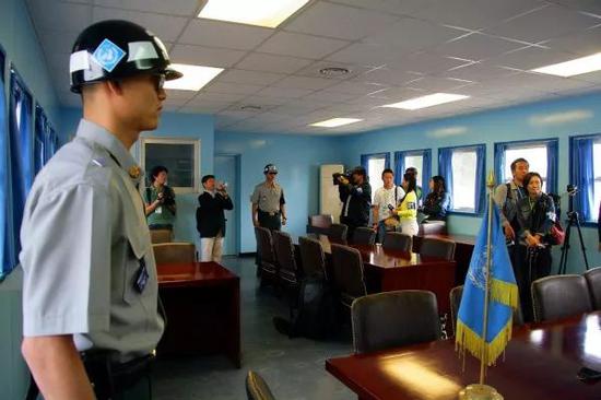 2007年10月4日拍摄的资料照片显示，在朝鲜半岛中部的板门店，两名韩国宪兵在韩方组织记者参观军事分界线上的谈判会场时警戒。新华社记者龚兵摄
