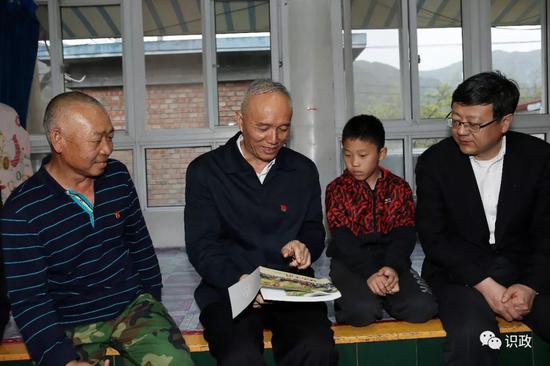 在武在成家询问孩子学习成绩怎么样