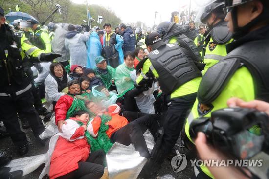 反萨村民渔网缠身阻拦施工，遭警方强行疏散