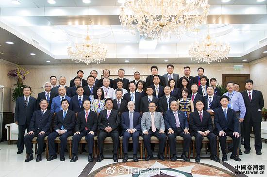 4月25日,中共中央台办、国务院台办主任刘结一在京会见了由中国国民党主席特别顾问兼大陆事务部主任周继祥率领的中国国民党台商党代表联谊会参访团一行。 @中国台湾网 图