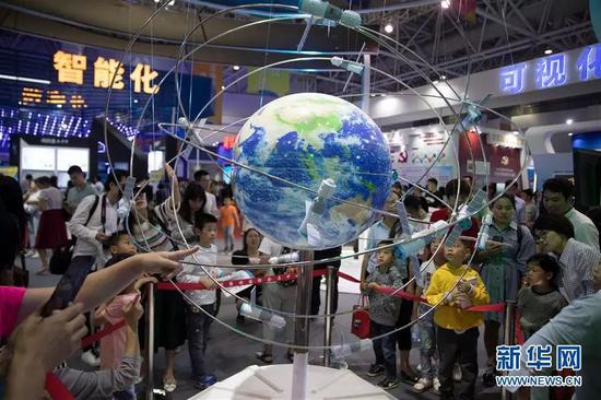 4月22日，观众在首届数字中国建设成果展览会上参观一款卫星系统模型。新华社记者 金立旺 摄