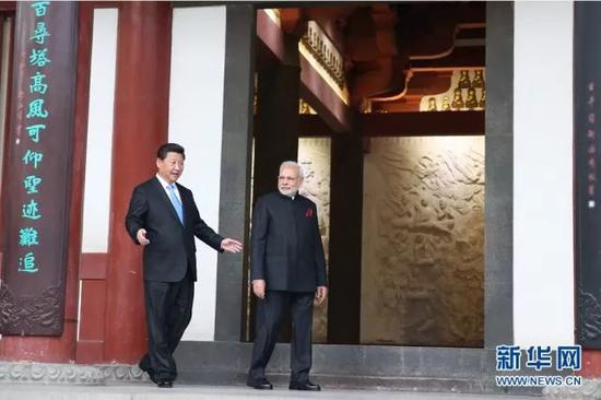 2018-05-23,国家主席习近平在同印度总理莫迪举行正式会见后,在西安参观大慈恩寺。 新华社记者 兰红光 摄