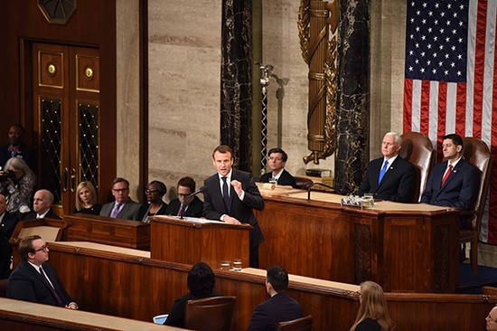 当地时间4月25日，法国总统马克龙用英语对美国国会两院联席会议发表演说。视觉中国 图