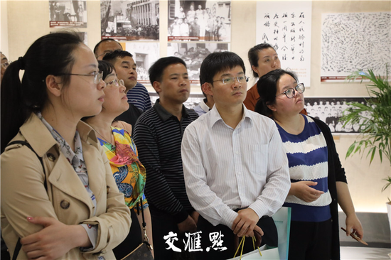 首期新华舆情研修班学员课间参观新华报史馆。陈斌摄
