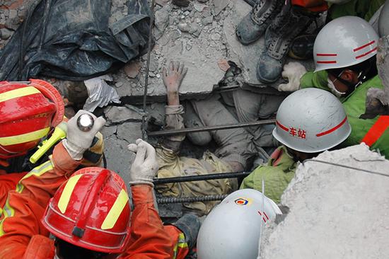 2008年5月16日18时许，10岁的尚婷在震后约100小时获救。这是映秀镇小学获救的第212名学生。