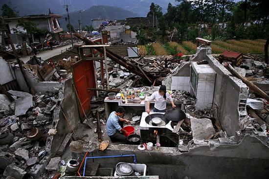 2008年5月21日，北川县擂鼓镇，这对夫妇劫后余生，在废墟中开始了新的生活。