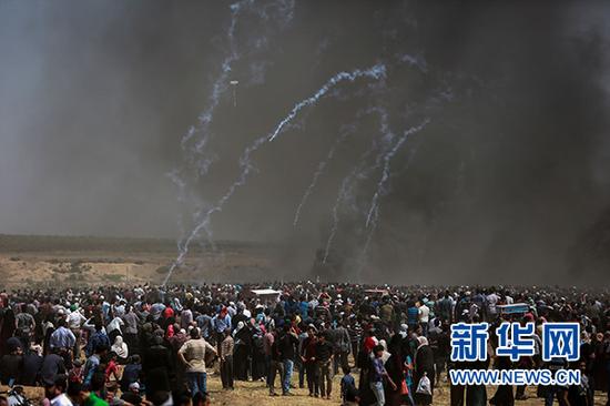5月14日，在加沙城以东的加沙地带与以色列交界地区，巴勒斯坦示威者与以色列军队发生冲突。新华社发