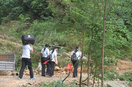 法官徒步赶往当事人家中