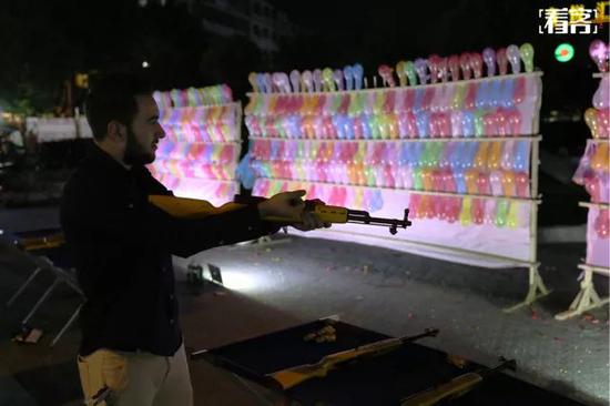 麦克不时会接到一个枪战片的角色,夜里,他来到夜市气球射击摊前打了几局。