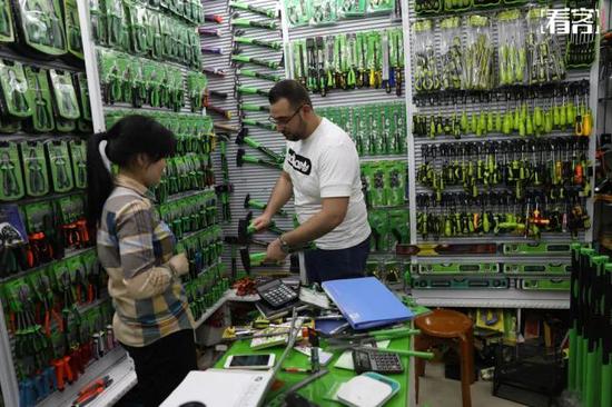 23岁的叙利亚商人阿布杜拉,这天他上店里挑样品。