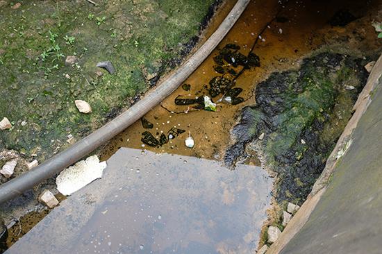 4月24日，贵州松桃县老卜茨小溪溪水呈明显棕黄色，底泥呈褐色，为锰渣污染所致
