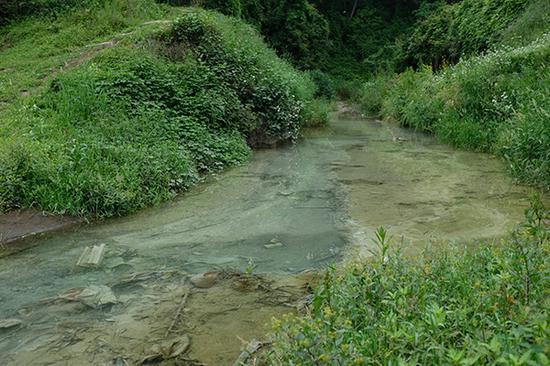 老卜茨小溪未经处理的高锰溪水与已处理过的老卜茨井水汇流后从这里汇入松桃河