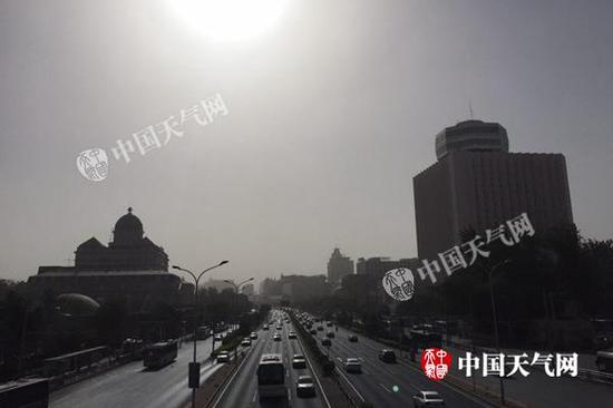 今天早晨，北京沙尘来袭，天空昏黄。