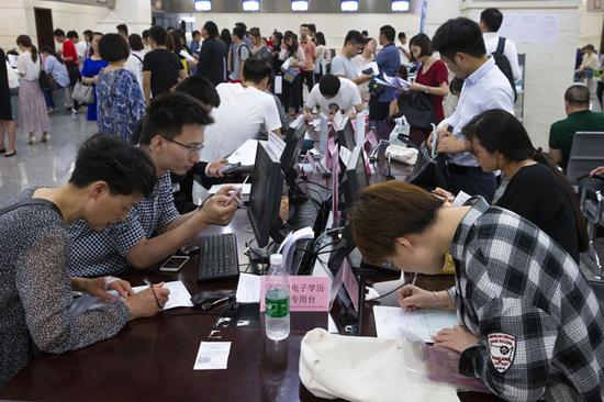 南京人才新政无需就业直接落户 政务中心门庭