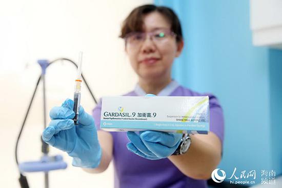 护士展示已经注射过的内陆地区第一针HPV九价疫苗。