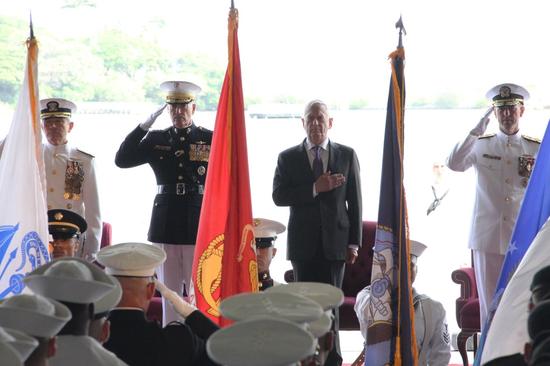 图为美国防部长马蒂斯等30日出席在珍珠港举行的司令交接仪式。（来源：华尔街日报）