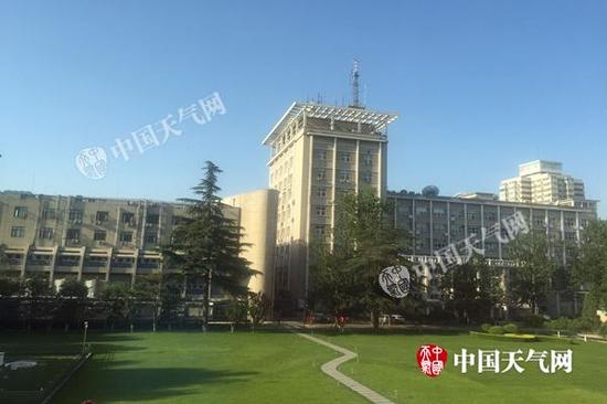 今晨,北京天气晴朗,炎热感渐显。
