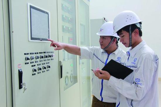 南湃水电站老方员工在厂房内监测发电机组工作情况。