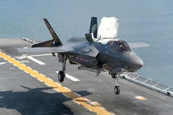 F-35B隐身战斗机具备短距起降能力,无需弹射器。