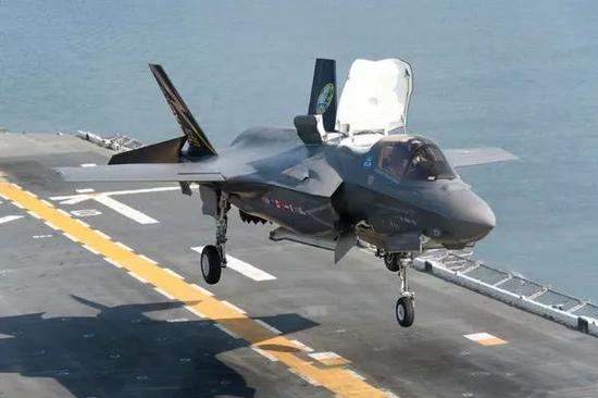 F-35B隐身战斗机具备短距起降能力，无需弹射器。