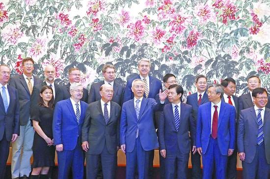 3日，中國國務院副總理劉鶴帶領的中方團隊與美國商務部長羅斯帶領的美方團隊在磋商後合影。