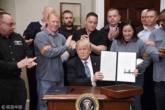 ▲3月8日，川普在白宫签署关于征收钢铝关税的命令。  图/视觉中国