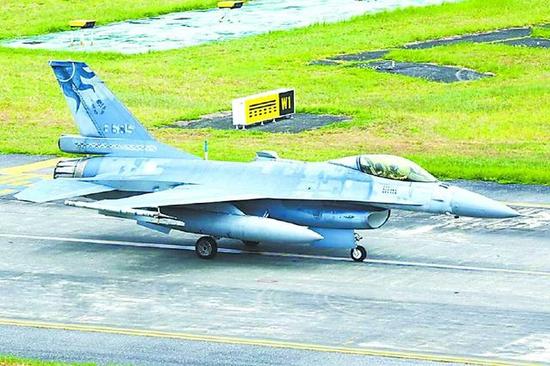 4 日,台湾一架F-16 战机在汉光军演中坠毁。大图为战机起飞前的影像,小图为被发现的残骸。