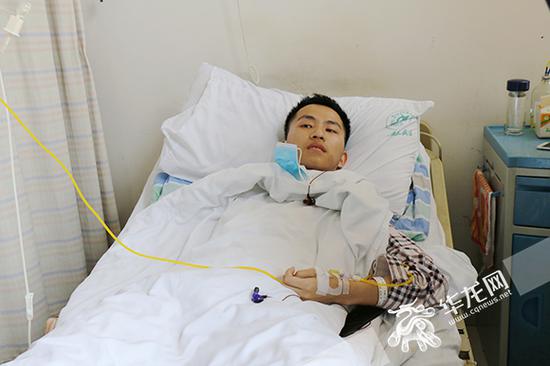 新桥医院血液中心病房，向根正在接受治疗。 记者 刘嵩 摄
