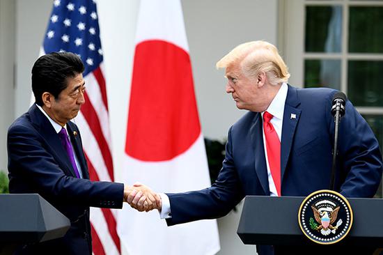 当地时间2018年6月7日,美国华盛顿,美国总统特朗普与日本首相安倍晋三在白宫玫瑰园出席联合记者会。视觉中国 图